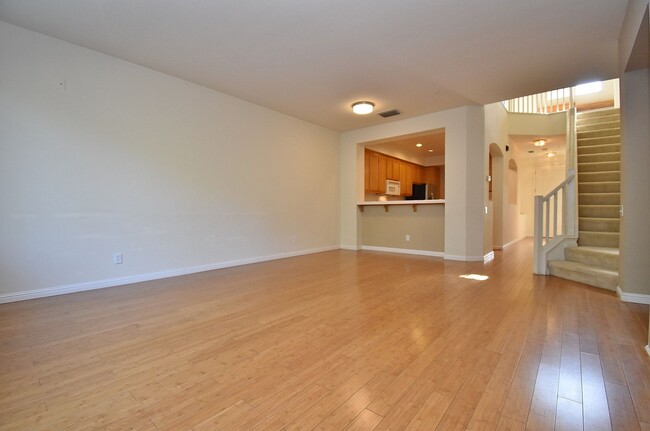 Foto del edificio - $3,150 / GORGEOUS TWO BEDROOM TOWNHOME IN ...