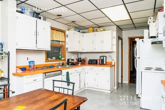 Building Photo - 1213 E 10th St