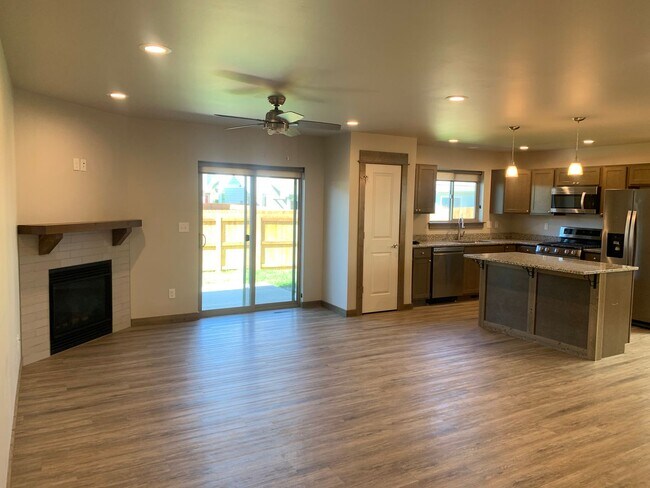 Foto del edificio - Beautiful 3 Bed, 2.5 Bath Large Townhome