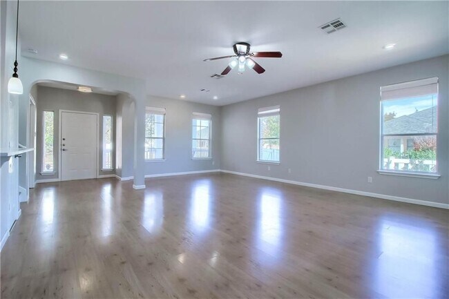 Foto del edificio - 706 Big Spring Dr