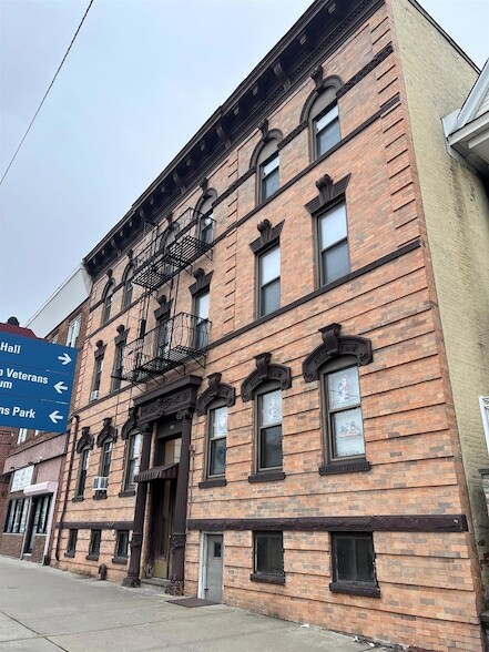 Building Photo - 668-670 Kennedy Boulevard Unit 8