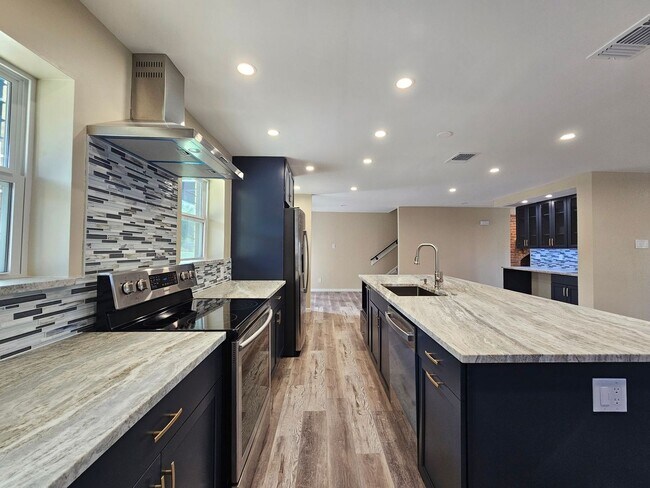 Foto del edificio - NEW IN MANAGEMENT - AVAILABLE NOW!