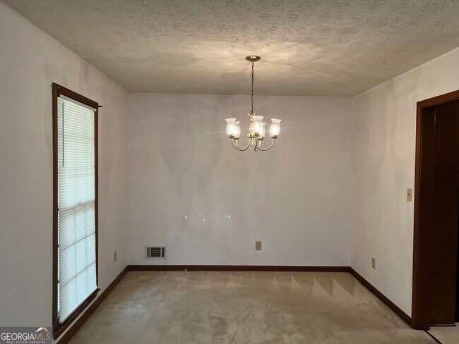Building Photo - 380 Hidden Valley Dr SE