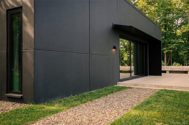 Foto del edificio - 279 Tompkins Rd
