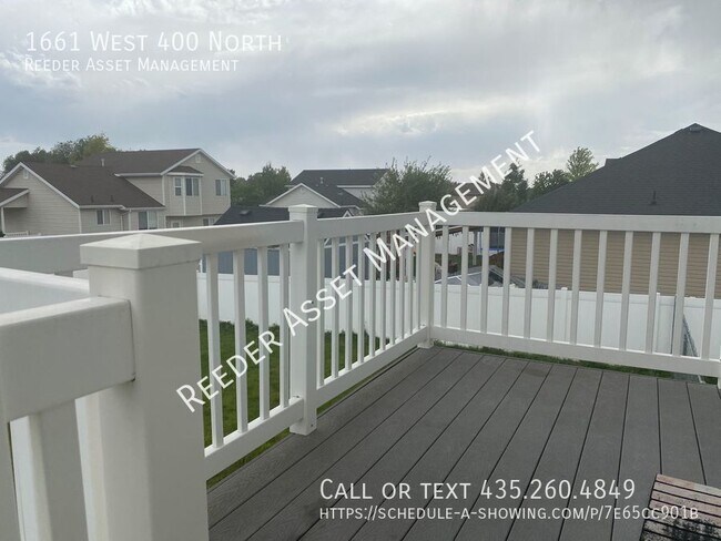 Building Photo - Gorgeous 3 Bedroom 2 Bath in a very nice n...