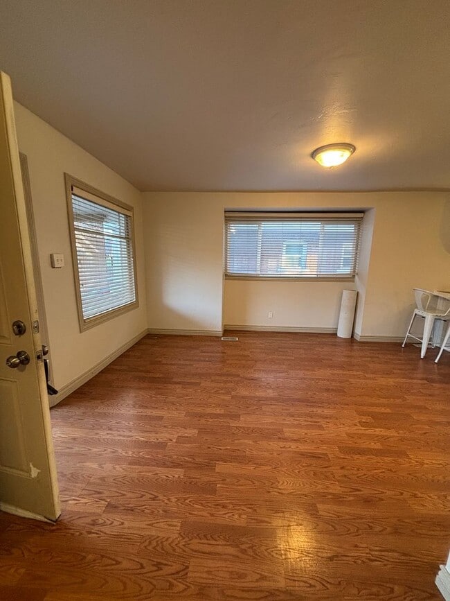 Building Photo - Salt Lake Cottage home 3 bed, 2 baths