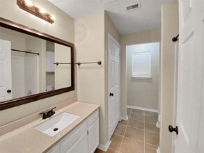 Building Photo - 10825 Royal Magnolia Dr