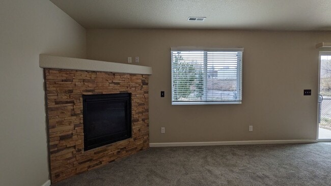 Building Photo - 3 BED/2.5 BATH END UNIT TOWNHOME W/PATIO & 2-CAR GARAGE!