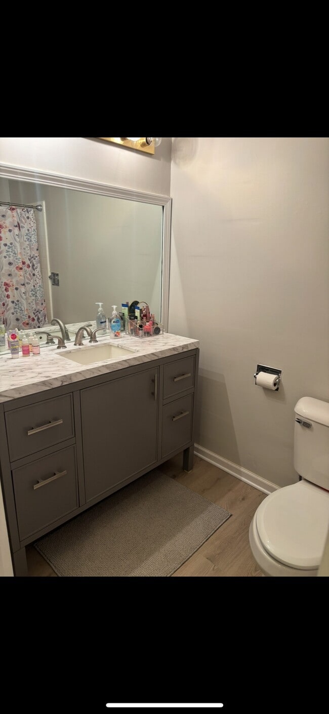 Building Photo - 1351 N Western Ave