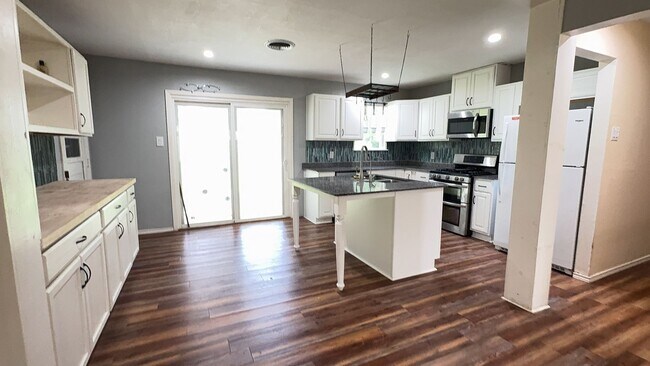 Foto del edificio - 3-bedroom 1-bathroom house!