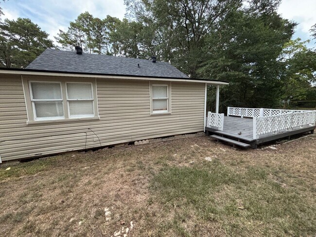 Building Photo - **CHARMING 2/1 BENTON HOME**