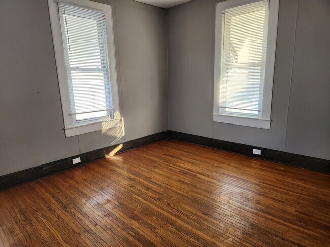 Building Photo - 4 bedroom house