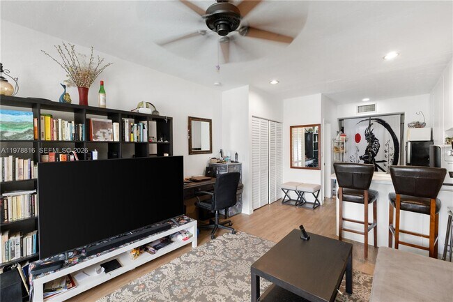 Foto del edificio - 2445 Lake Pancoast Dr