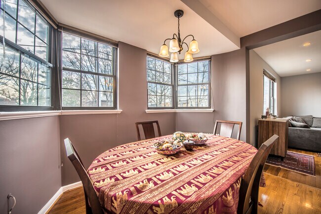 Comedor - 433 Longfellow St. NW