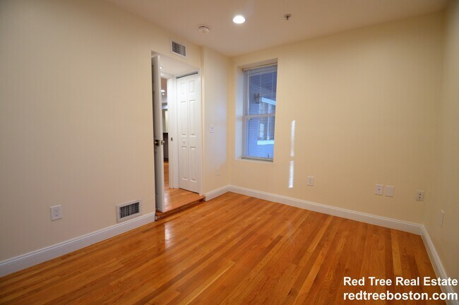 Building Photo - 1850 Beacon St