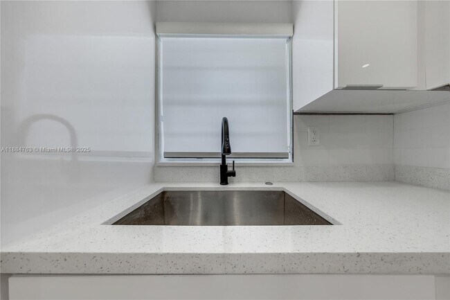 Foto del edificio - 2464 SW 22nd St