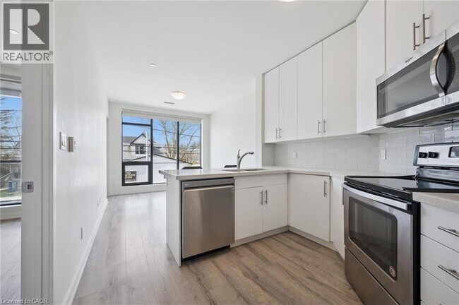 Photo du bâtiment - 690 King St W