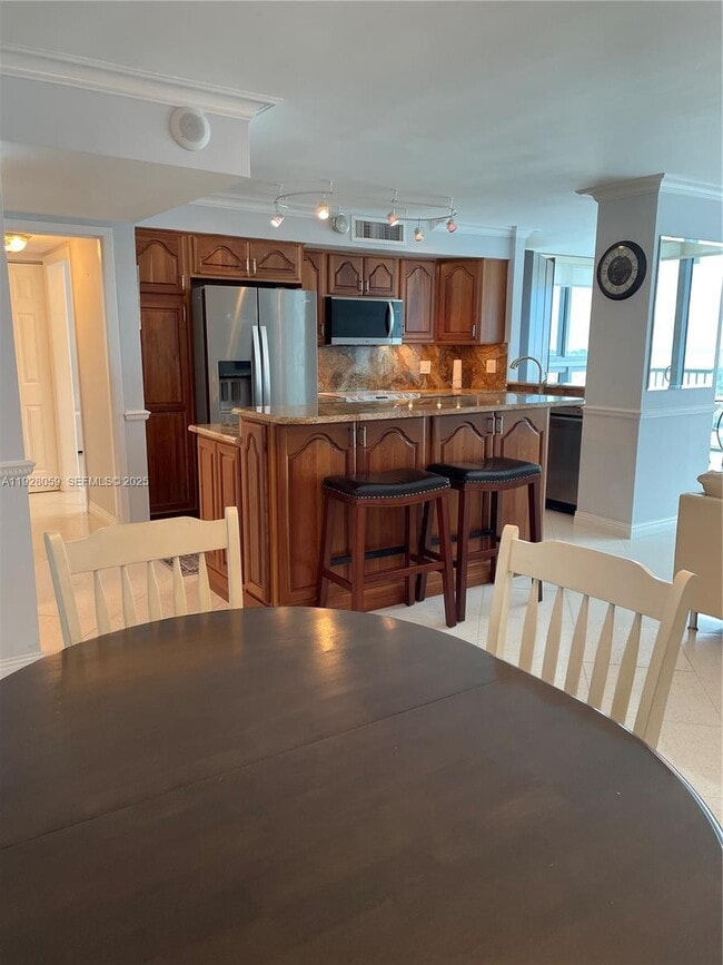 Building Photo - 2655 Collins Ave