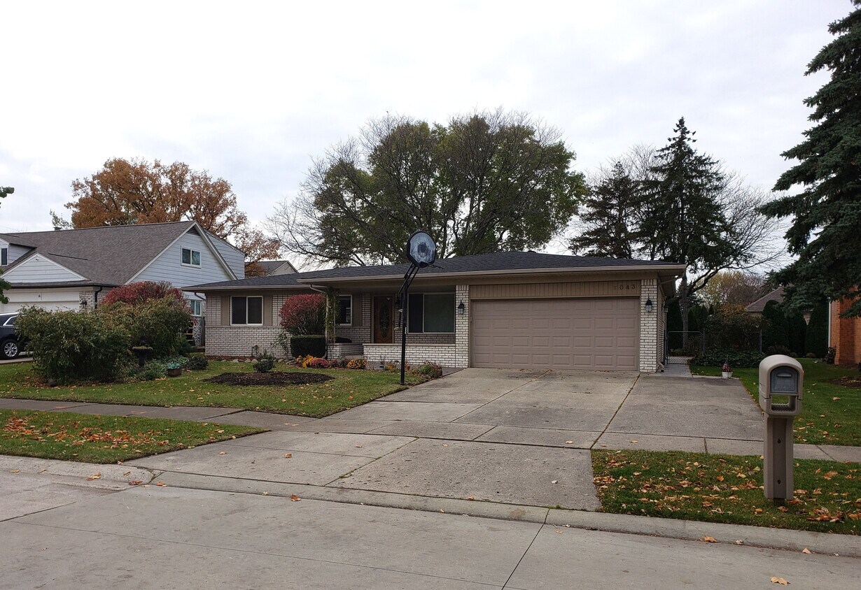 5043 Blair Dr, Troy, MI 48085 House Rental in Troy, MI