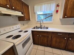 Building Photo - 916 Twinbrook Ave
