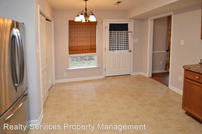 Building Photo - 3 br, 2.5 bath House - 300 Wessex Drive