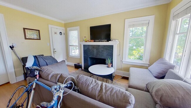 Building Photo - Room in 5 Bedroom Home at 922 N 45th St