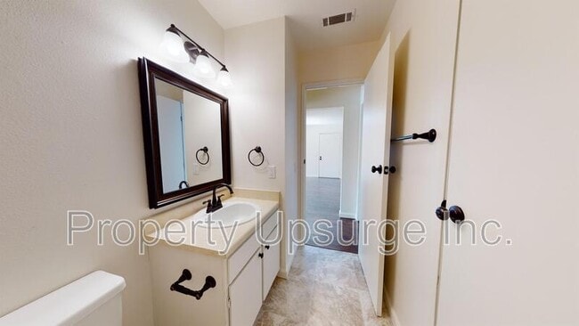 Building Photo - 1674 Bramble Pl