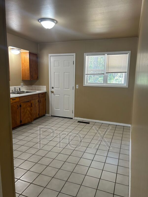 Building Photo - 8825 Country Club Dr