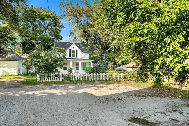 Foto del edificio - SHORT TERM LEASE!!! Beautiful Remodeled 3 Bedroom- West Side!