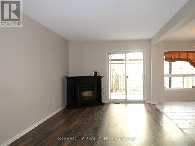 Building Photo - 730 Silversmith St