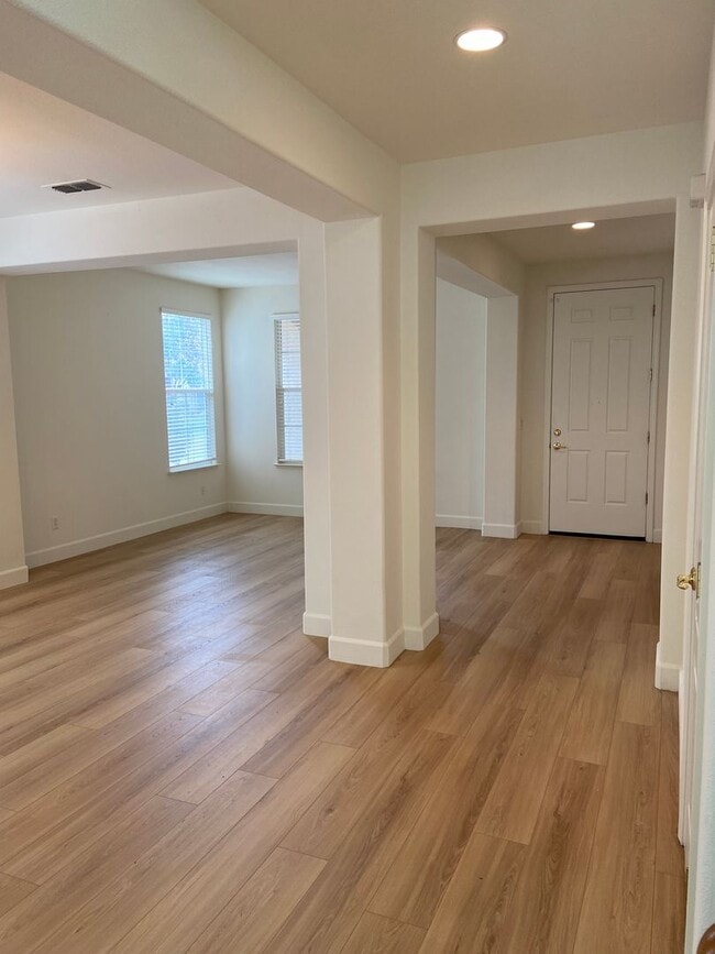 Foto del edificio - Folsom Parkway - 4 Bdrm, 3 bath