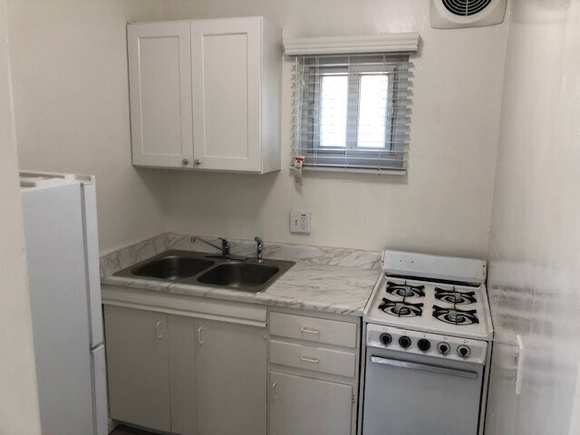Kitchen - 818 E Nutwood St