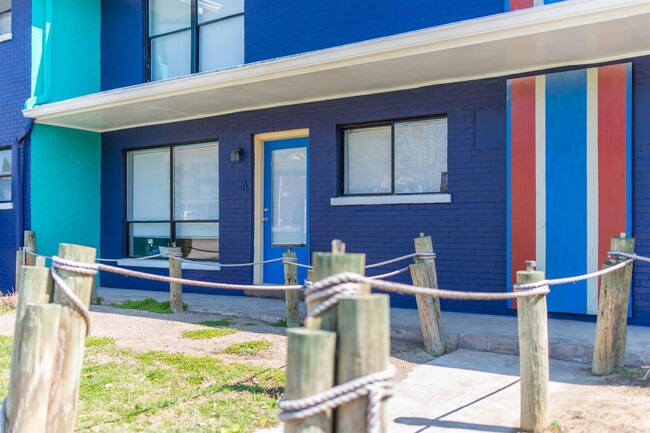 Building Photo - 1580 Alexandria Dr