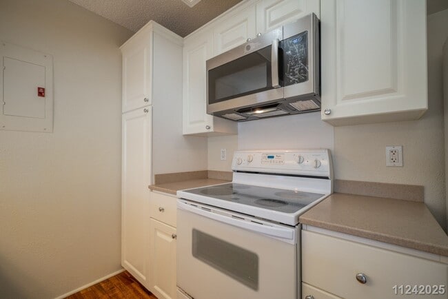 Building Photo - Modern Townhome – 1-Bed, 1-Bath