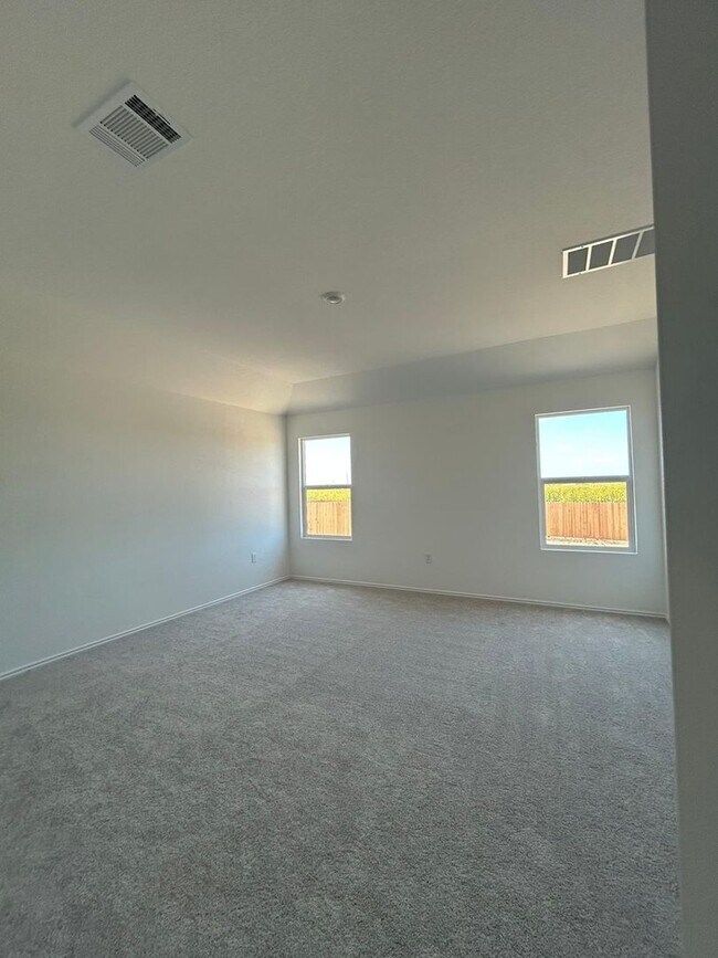 Foto del edificio - NEW BUILT, never lived in charming 4BR3 ba...
