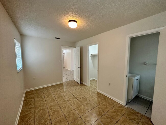 Building Photo - 5170 Lanette St