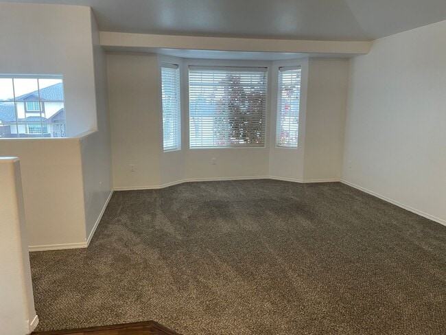 Foto del edificio - Large 4 Bedroom Home