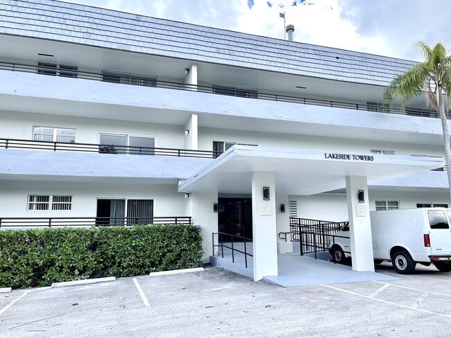 Building Photo - Lakeside at Biscayne Gardens