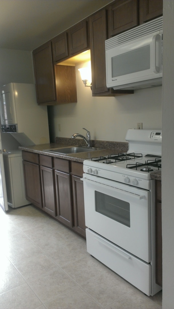 Building Photo - Roseville Duplex