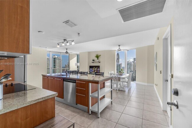 Foto del edificio - 185 SW 7th St