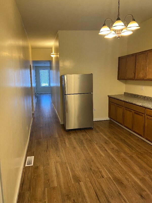 Building Photo - 705 W 81st St