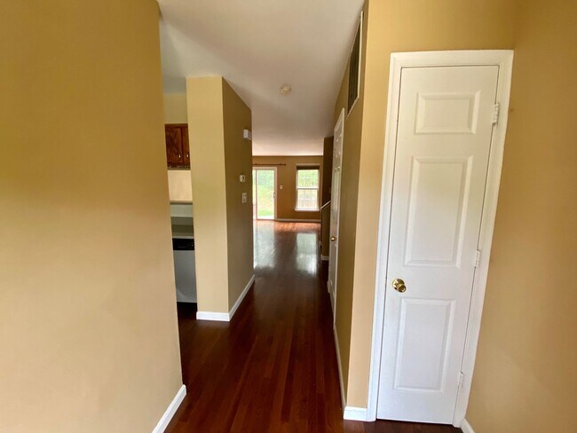 Building Photo - MONTCLAIR TOWNHOUSE - REVERSE COMMUTE TO Q...