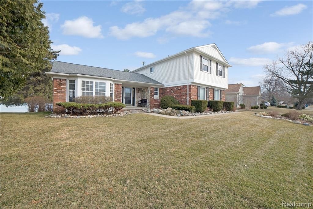 Primary Photo - 430 Lakes Edge Dr
