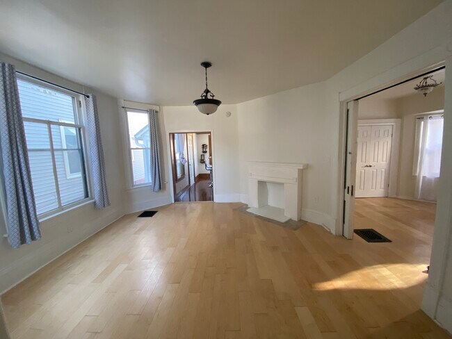 Foto del edificio - 2545 N Oakland Ave