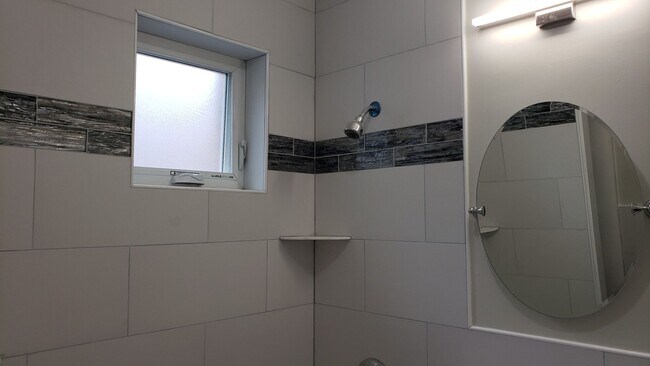 Building Photo - NO FEE Big Bed w 2 Full Bathrooms!  Modern...