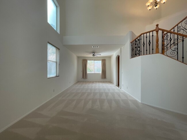 Building Photo - BEAUTIFUL HOME IN GATED COMMUNITY WITH POOL!
