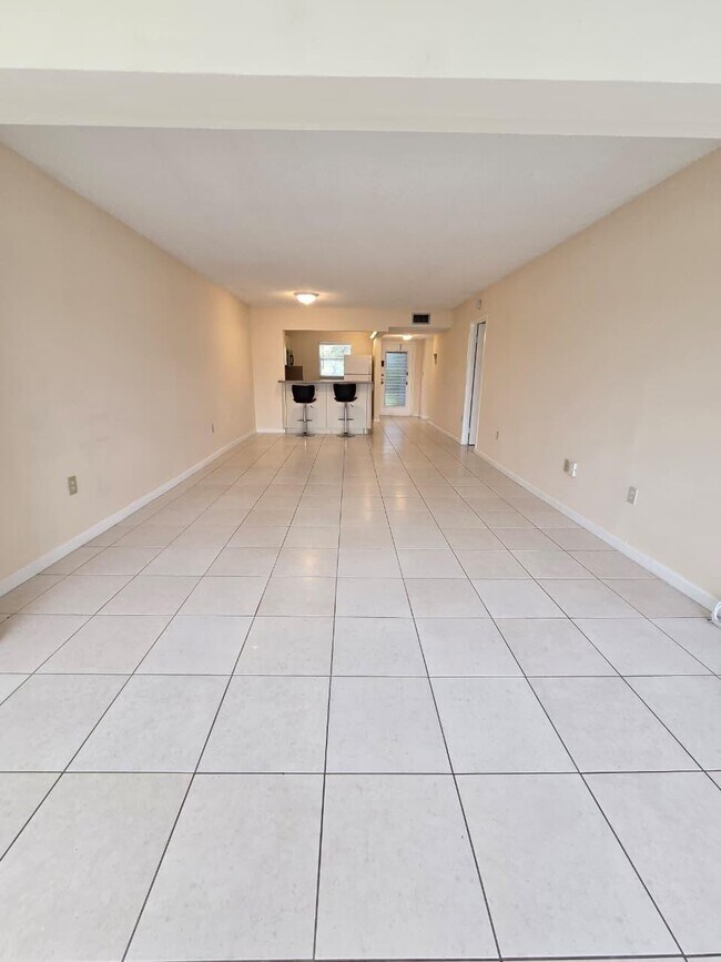 Foto del edificio - 8321 Sands Point Blvd