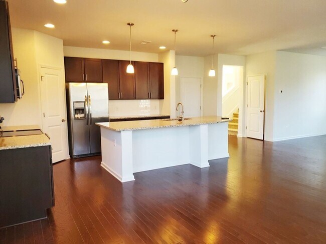 Building Photo - **Available Now** 3 Bedroom, 2.5 bath home with Great neighborhood amenities!