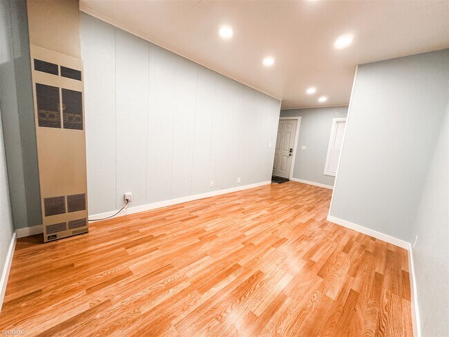 Foto del edificio - 2 br, 1 bath 4plex - 405 Township Street 2