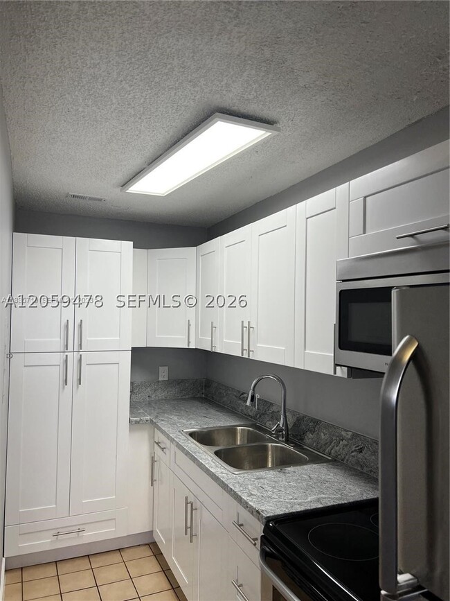 Building Photo - 645 W 68th St